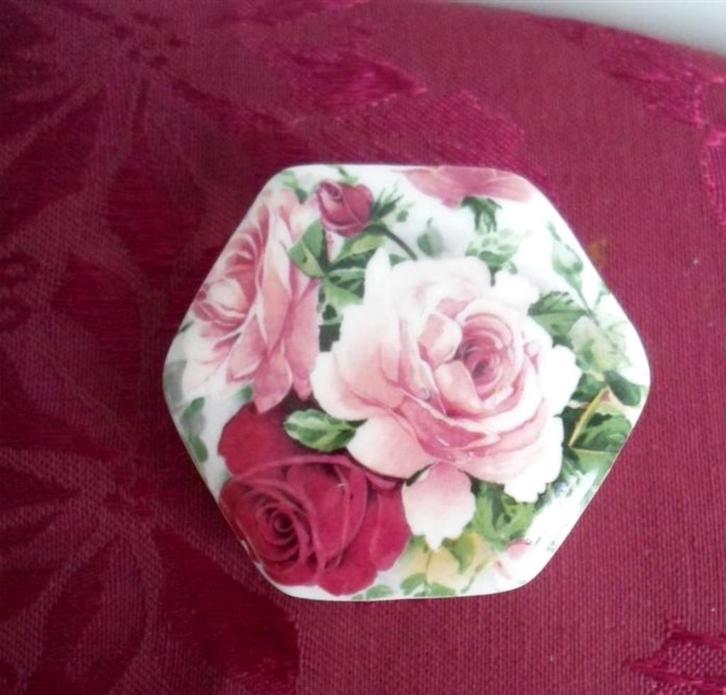 Porseleinen Pillendoosje /Snuisterij doosje. Made in England, Antiek en Kunst, Curiosa en Brocante, Ophalen of Verzenden