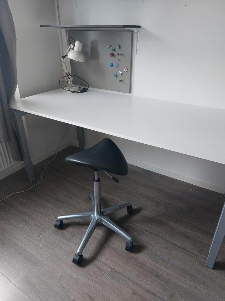 Zgan in hoogte verstelbaar bureau+Gratis lamp en zadelkruk., Huis en Inrichting, Bureaus, Zo goed als nieuw, Bureau, In hoogte verstelbaar