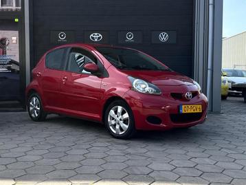 Toyota Aygo 1.0-12V Aspiration Red - 2e Eigenaar - Airco - 5 beschikbaar voor biedingen