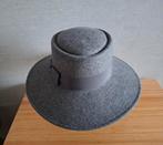 Grijze dameshoed vilt, 56 of 57 cm (M, 7 of 7⅛ inch), Hoed, Ophalen of Verzenden, Zo goed als nieuw