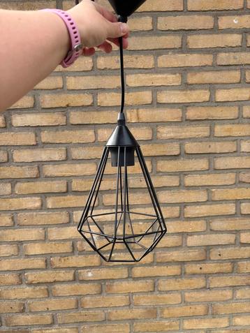 Zwarte draadlamp beschikbaar voor biedingen