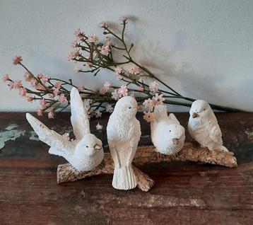 Decoratief 4 vogels op tak van polyresin B16cm beschikbaar voor biedingen
