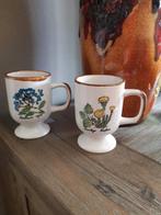 Twee mokken op voet botanisch jaren 70 vintage, Gebruikt, Ophalen of Verzenden, Overige stijlen, Kop(pen) en/of Schotel(s)