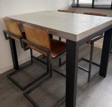 Prachtige bartafel met 4 lederen barkrukken beschikbaar voor biedingen