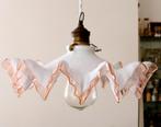 APART * Antiek wit opaline lampenkapje met roze plooien rand, Huis en Inrichting, Lampen | Lampenkappen, Wit, Ophalen of Verzenden