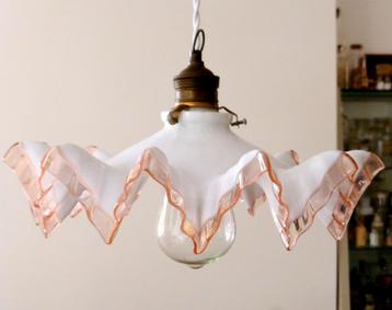 APART * Antiek wit opaline lampenkapje met roze plooien rand beschikbaar voor biedingen