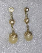 oorstekers Dyrberg Kern beige druppels met goud, Sieraden, Tassen en Uiterlijk, Oorbellen, Nieuw, Knopjes of Stekers, Goud, Beige