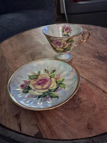 Theekopje parelmoer met bloem beschikbaar voor biedingen