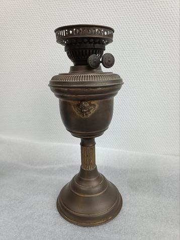 Decoratieve antieke olielamp beschikbaar voor biedingen