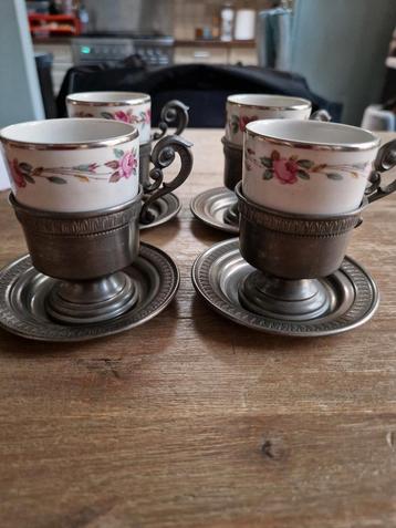 Antieke Theekopjes met Tinnen Houders - Set van 4 beschikbaar voor biedingen
