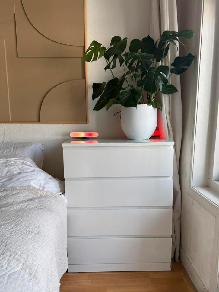 MALM ladekast met 4 lades – hoogglans wit + glasplaat, Huis en Inrichting, Kasten | Ladekasten, Zo goed als nieuw, 100 tot 150 cm