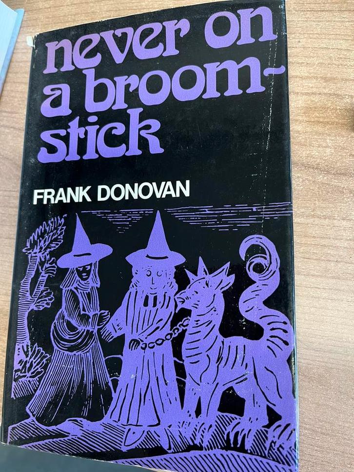 Never on a broomstick - Frank Donovan, Boeken, Esoterie en Spiritualiteit, Zo goed als nieuw, Overige typen, Ophalen of Verzenden