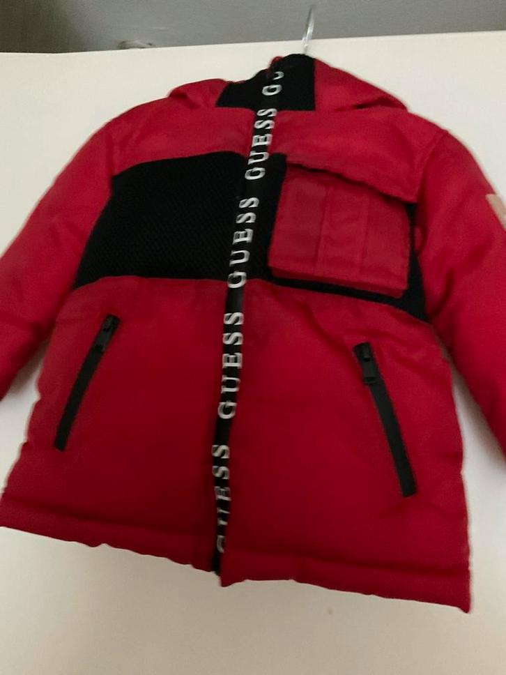 GUESS mooie kinderjas 12 maanden, Kinderen en Baby's, Babykleding | Maat 86, Zo goed als nieuw, Jongetje of Meisje, Jasje, Ophalen of Verzenden