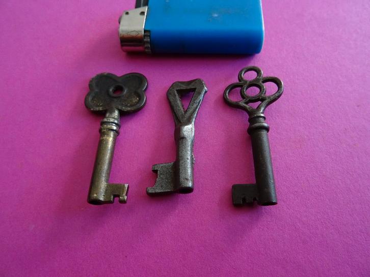 3 ANTIEKE SLEUTELTJES SLEUTELS SLEUTEL SLOT KISTJE KASJE, Antiek en Kunst, Curiosa en Brocante, Ophalen of Verzenden