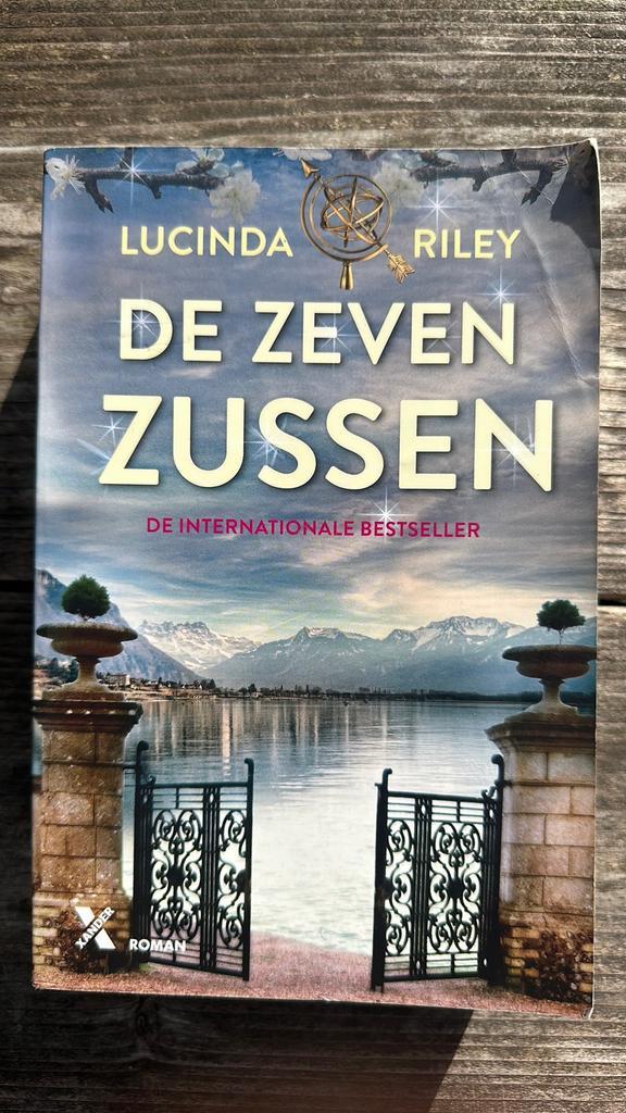 Lucinda Riley - De zeven zussen, Boeken, Literatuur, Zo goed als nieuw, Nederland, Ophalen of Verzenden