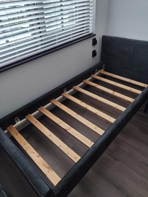 eenpersoons bed, Huis en Inrichting, Slaapkamer | Bedden, Zo goed als nieuw, Eenpersoons, 90 cm, 200 cm, Hout, Grijs, Ophalen