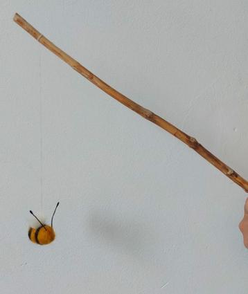 Wollen bijtje op stokje antroposofisch waldorf wol traktatie beschikbaar voor biedingen