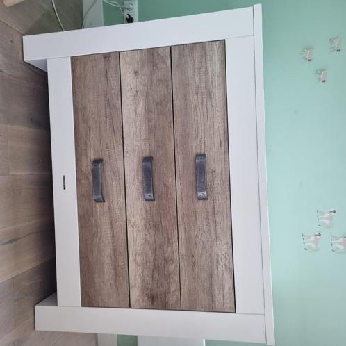 Hele mooie Commode, Kinderen en Baby's, Kinderkamer | Commodes en Kasten, Zo goed als nieuw, Commode, 90 tot 105 cm, 100 cm of meer