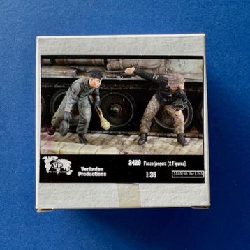 Verlinden	2429	Panzerjaegers 2 Figures	1/35 beschikbaar voor biedingen
