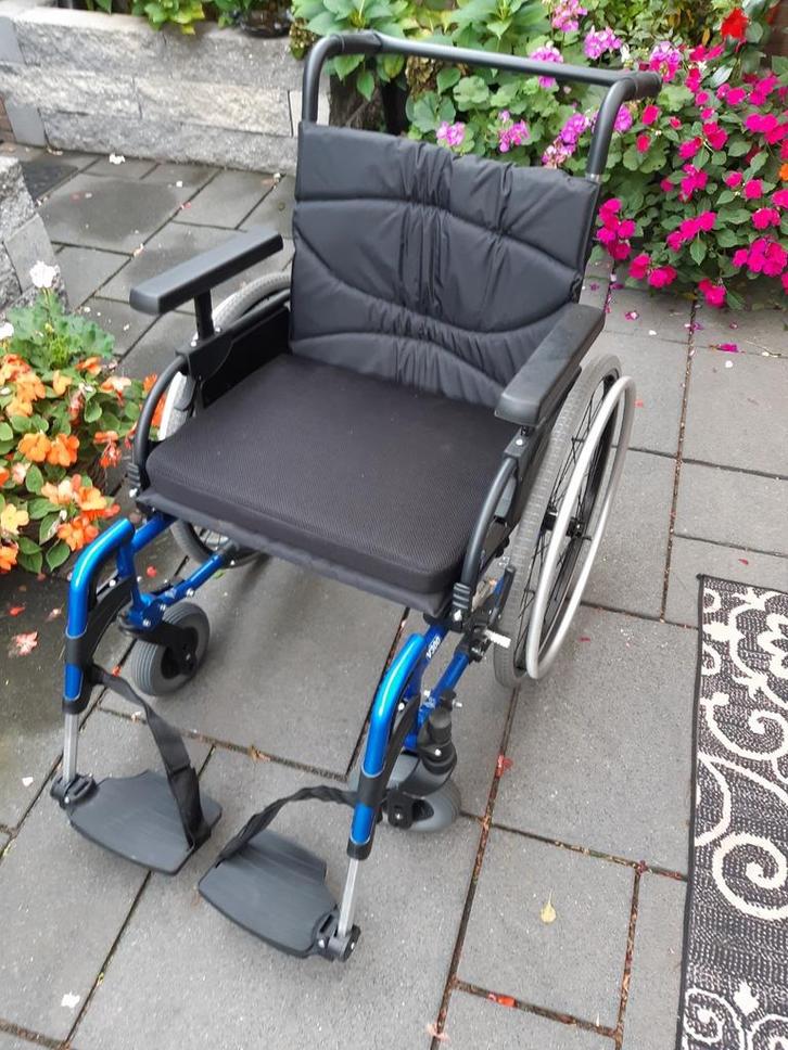 Lichtgewicht rolstoel VERMEIREN V300DL extra breed  zgan, Diversen, Rolstoelen, Zo goed als nieuw, Duwrolstoel, Ophalen