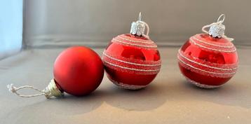 2 rode kerstballen met zilveren glitter en 1 rode kerstbal. beschikbaar voor biedingen