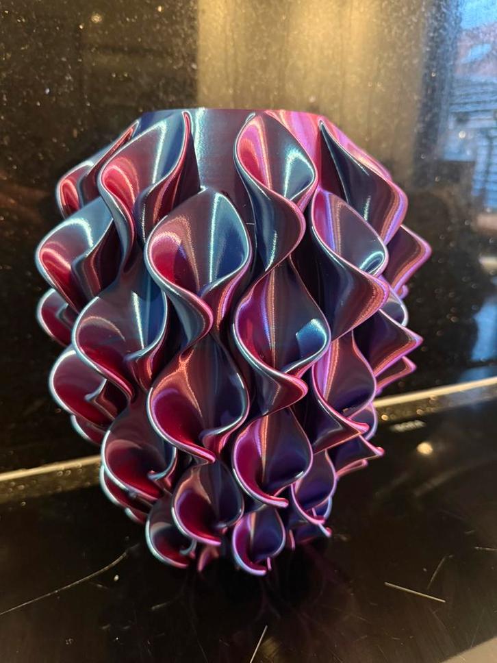 Swirl lelie 3D vaas multicolor 3dprint, Huis en Inrichting, Woonaccessoires | Vazen, Zo goed als nieuw, Overige kleuren, Minder dan 50 cm