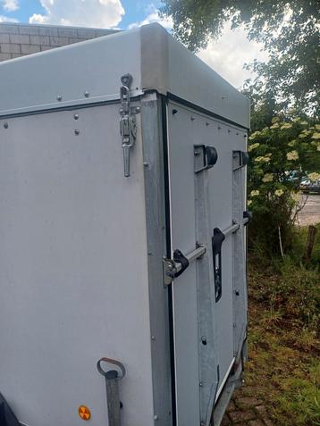 Gesloten aanhanger  2014.  250x140  1500Kg   Hefdak  beschikbaar voor biedingen