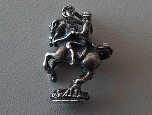 ZILVEREN HANGER: RUITER TE PAARD, Sieraden, Tassen en Uiterlijk, Antieke sieraden, Hanger, Zilver, Verzenden