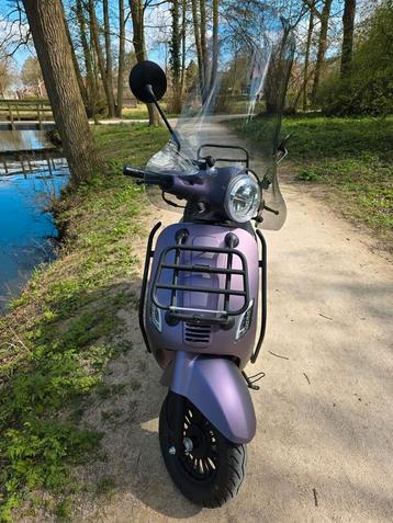 Mooie Paarse Scooter DJJD Cashmere beschikbaar voor biedingen
