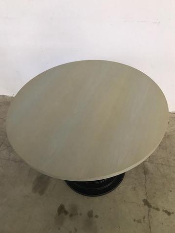 Te koop ronde tafel met houten blad en zwarte voet beschikbaar voor biedingen
