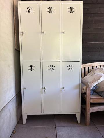 Vintage locker kast beschikbaar voor biedingen