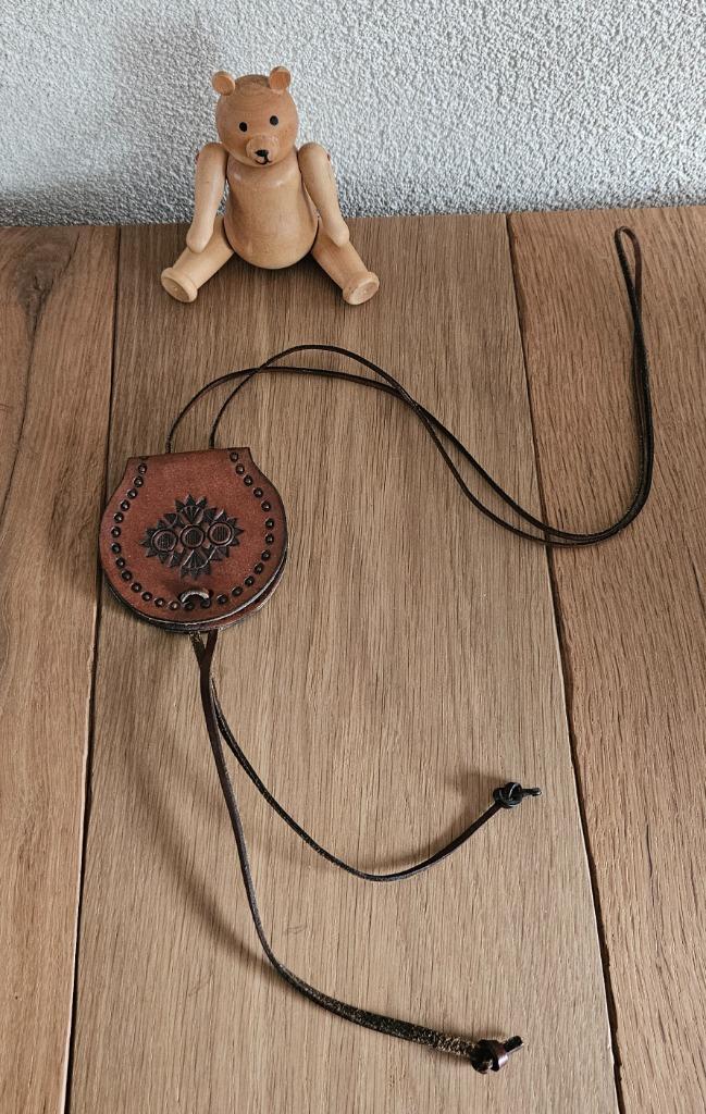 Leren tasje (klein) bewerkt! Opbergruimte voor pasjes/geld!, Sieraden, Tassen en Uiterlijk, Tassen | Damestassen, Nieuw, Schoudertasje