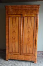 Prachtige strakke antieke kersen houten Louis Philippe kast.
