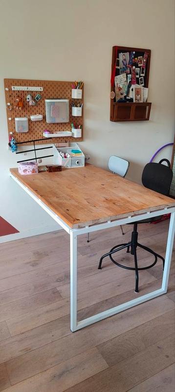 Bureau met wit frame beschikbaar voor biedingen