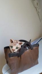 Keramiekstuk van Poes/ kat in tas, Antiek en Kunst, Antiek | Keramiek en Aardewerk, Ophalen