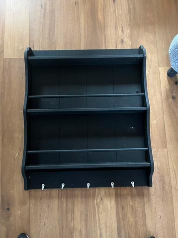 Zwarte bordenrek met haken beschikbaar voor biedingen