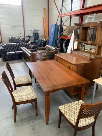 Massieve houten eettafel met 4 stoelen – klassiek & degelijk beschikbaar voor biedingen