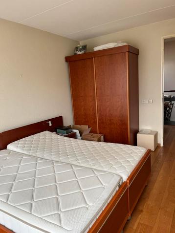 Linnenkast met 2 schuifdeuren kersenkleur beschikbaar voor biedingen