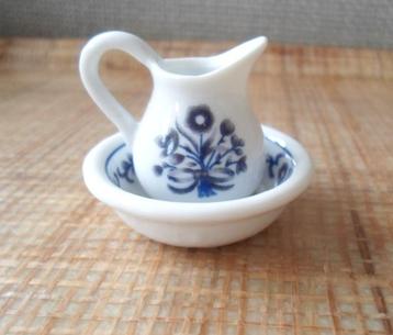 Porseleinen Lampetkan. Poppenhuisitem. beschikbaar voor biedingen