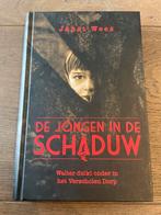 De Jongen in de Schaduw - Hardcover, Boeken, Ophalen of Verzenden, Tweede Wereldoorlog, Zo goed als nieuw, Overige onderwerpen