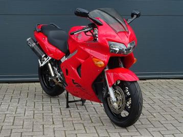 HONDA VFR 800 FI 1998 rood VFR800 nette staat beschikbaar voor biedingen