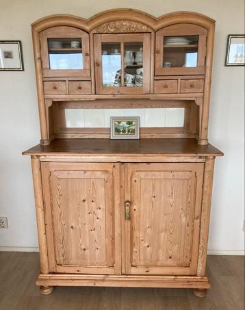 Antiek grenenhouten buffetkast beschikbaar voor biedingen