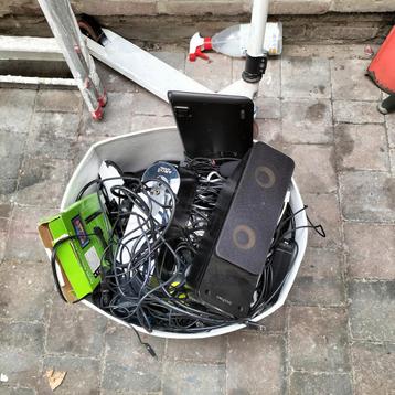 Gratis Elektronica en Kabels - Voor Onderdelen beschikbaar voor biedingen