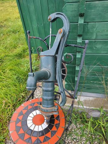 Vintage Waterpomp Tuindecoratie beschikbaar voor biedingen