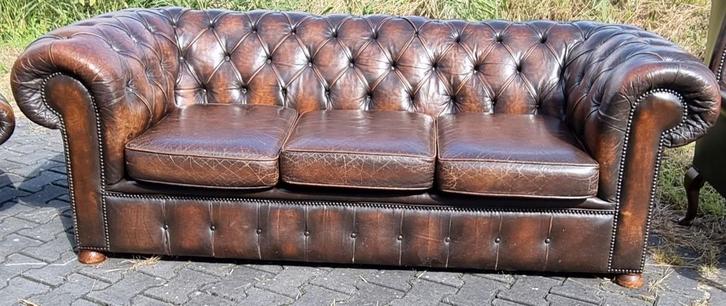 Oude Chesterfield bank bruin leer + BEZORGING GRATIS, Huis en Inrichting, Banken | Bankstellen, Gebruikt, Rechte bank, 75 tot 100 cm