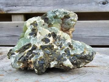 Ruwe prehniet met veel epidoot beschikbaar voor biedingen