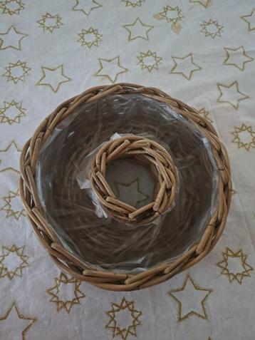 Set van 3 ronde manden en 1 krans van riet als nieuw beschikbaar voor biedingen