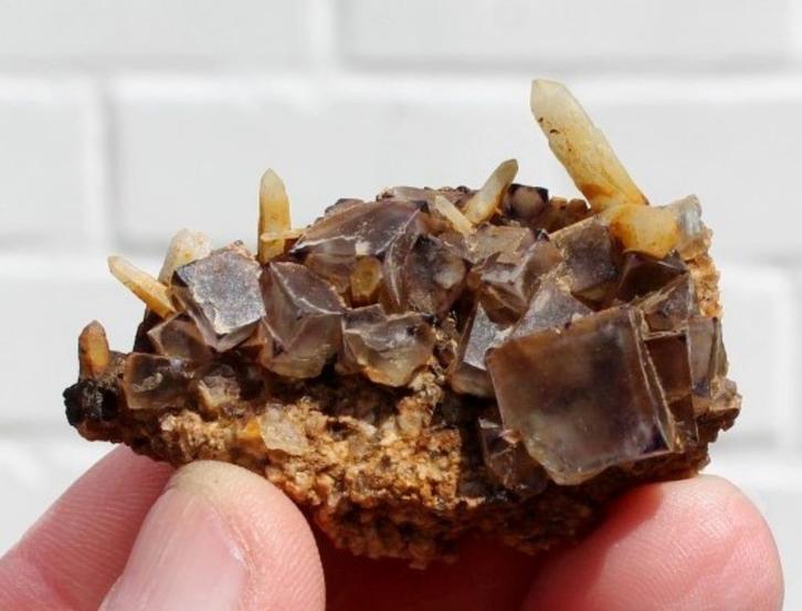 paarse FLUORIET met KWARTS uit Erongo in NAMIBIE, Verzamelen, Mineralen en Fossielen, Mineraal, Ophalen of Verzenden