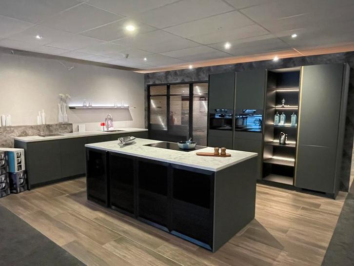 Showroomkeuken met Atag apparatuur en multiplex werkblad, Huis en Inrichting, Keuken | Complete keukens, Nieuw, Overige typen