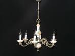 Klassieke italiaanse kroonluchter met porseleinen schalen
